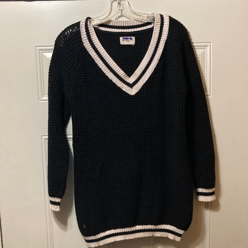 Black and White V-Neckโ Sweater L